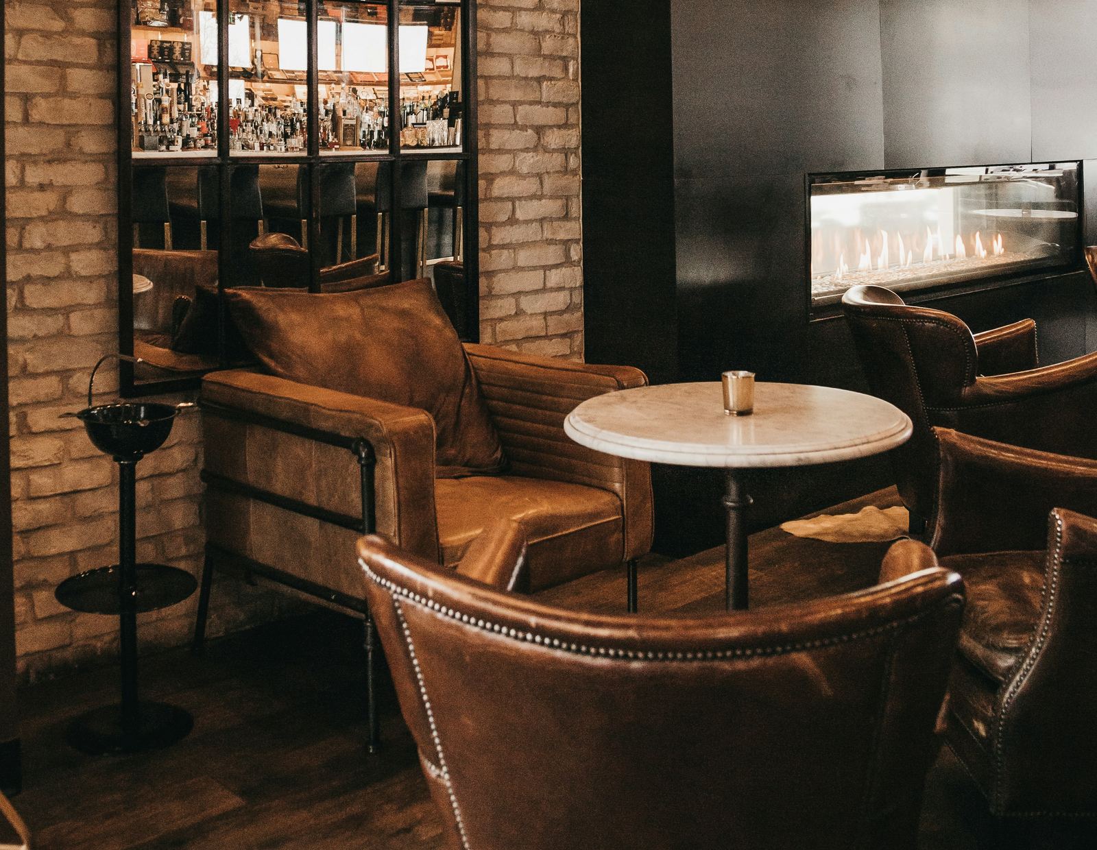 Lounge-Bereich mit Sesseln und warmem Licht – Beispielbild für die Champagner Bar